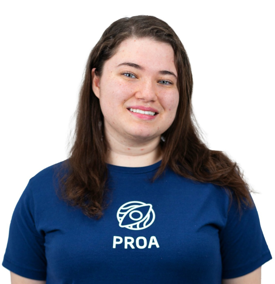 Paula Martins mulher de 18 anos com cabelos ondulado e olhos verdes, branca com estrutura média vestindo camiseta azul do proa